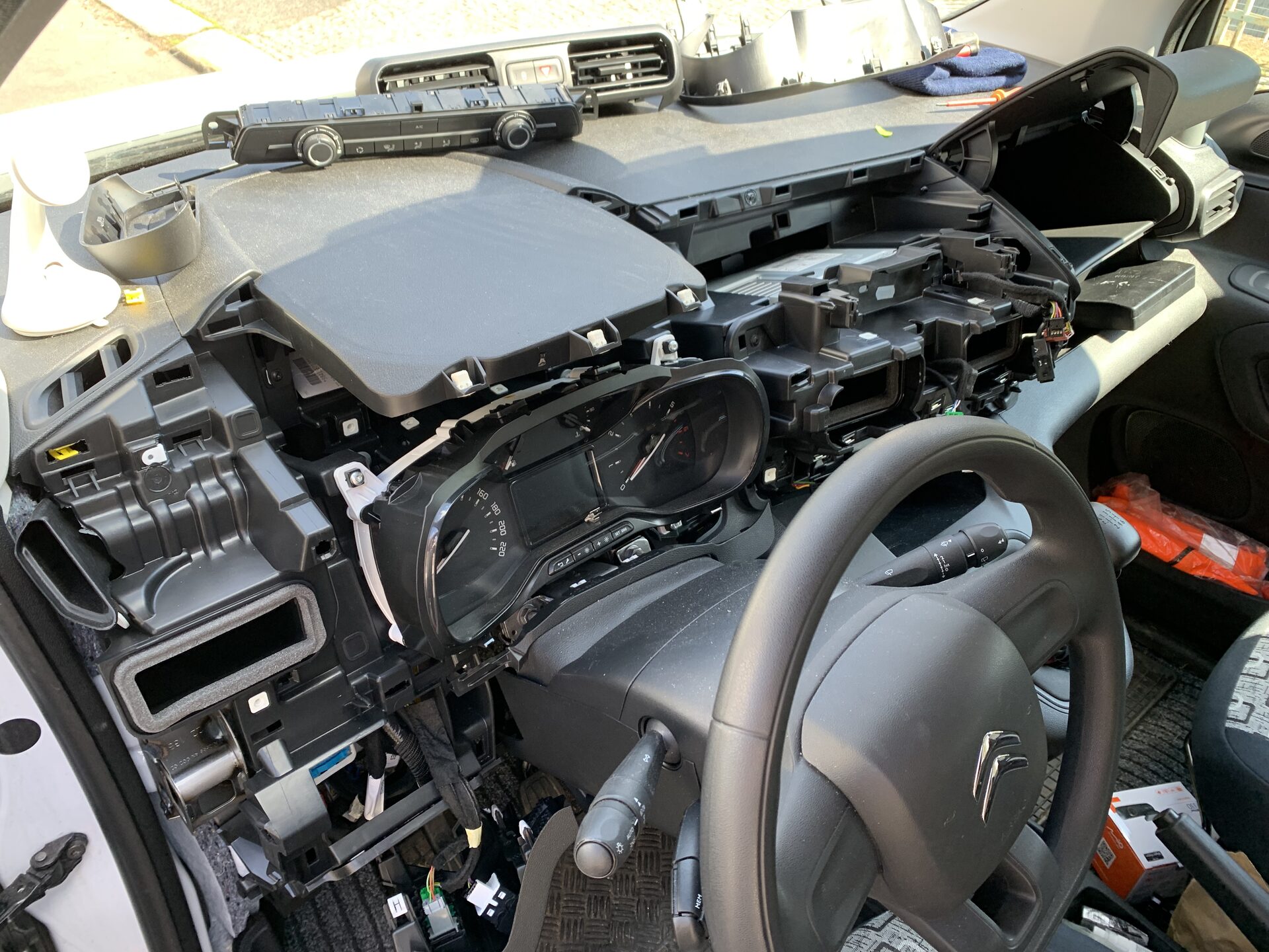 Rozebraná palubní deska Citroënu Berlingo při montáži autorádia