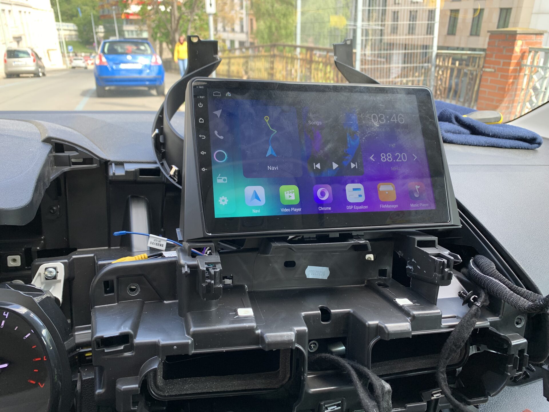 Android autorádio s 9palcovým displejem po montáži v Citroënu Berlingo