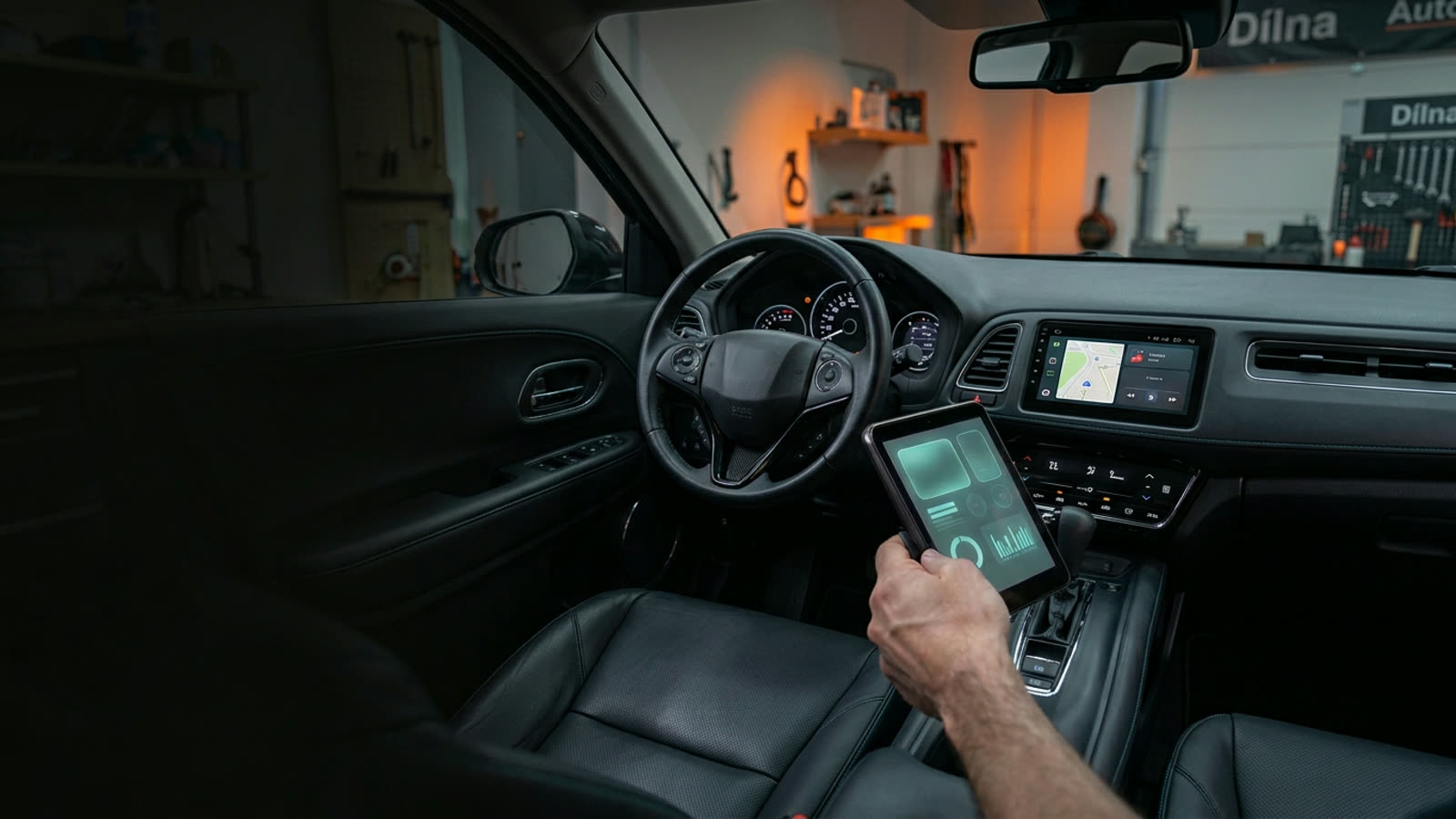 Technik kontroluje nově namontované Android autorádio a připravuje cenovou nabídku